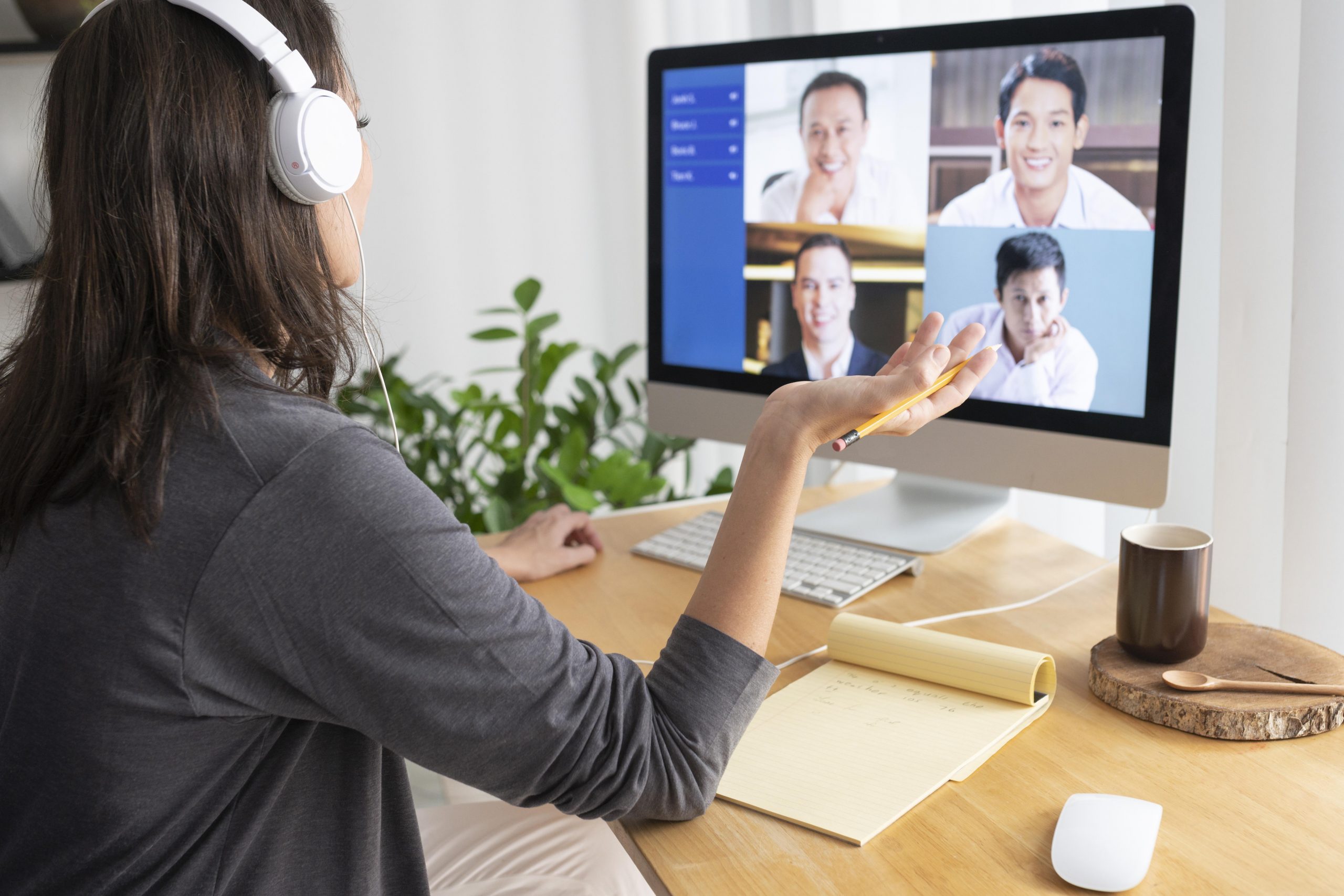 Conversation en visio femme donnant un conseil à distance