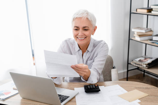 femme paye facture avec le sourire