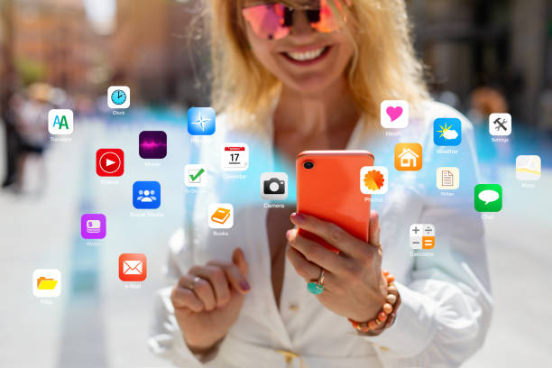 femme planifiant un post réseaux sociaux sur son tel