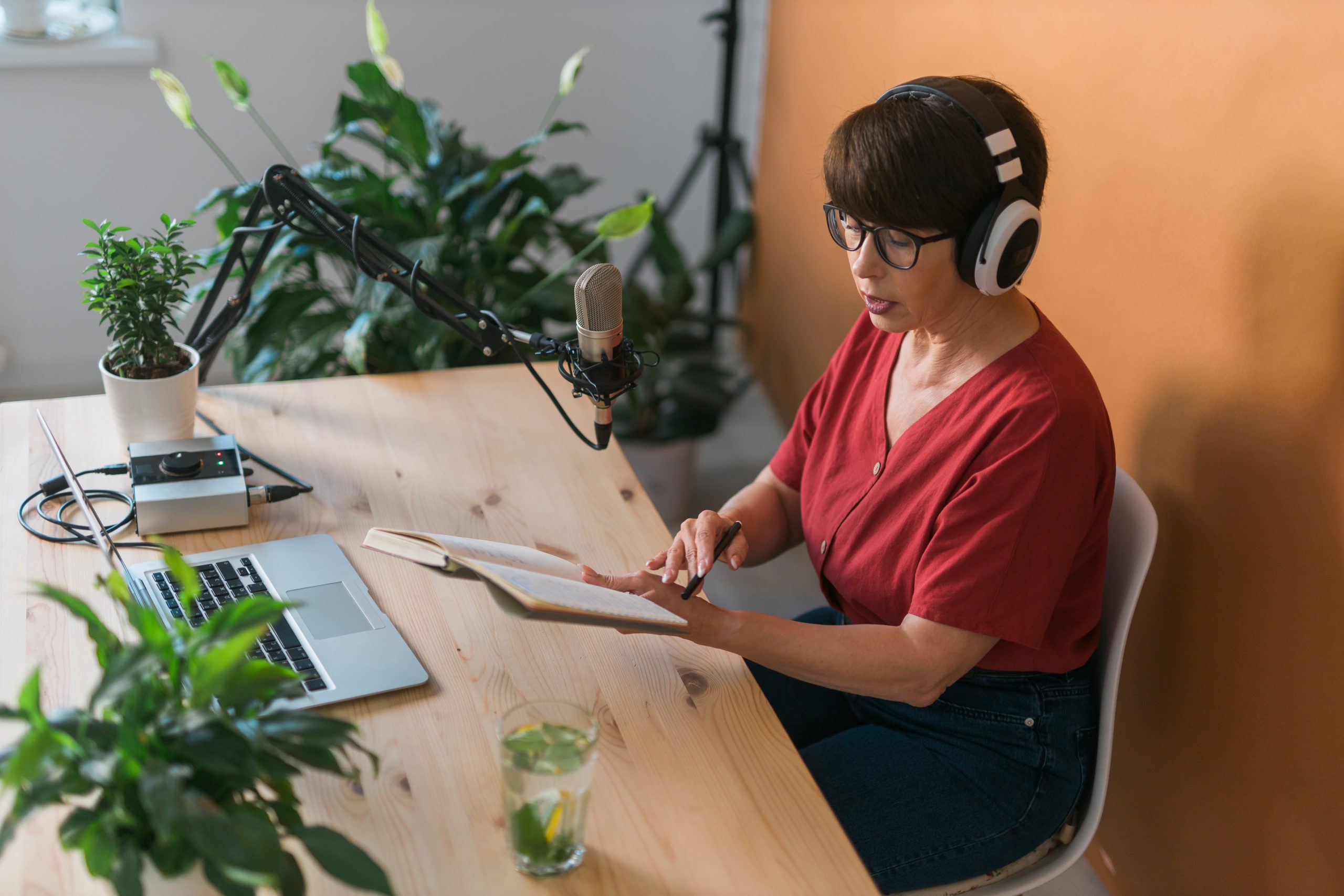 femme travaillant à distance avec casque micro et ordinateur