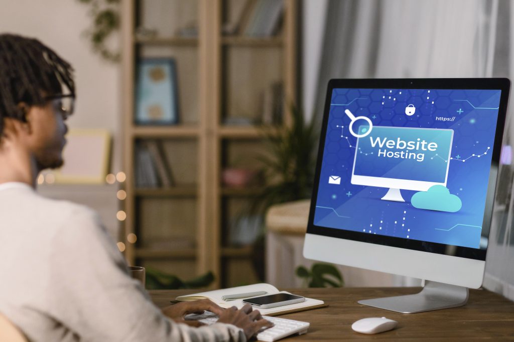 homme devant son pc et création site web