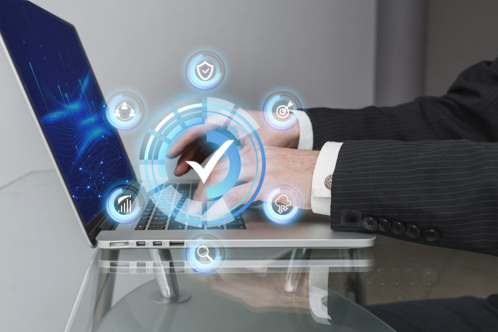 homme utilise plateforme affiliation sur pc